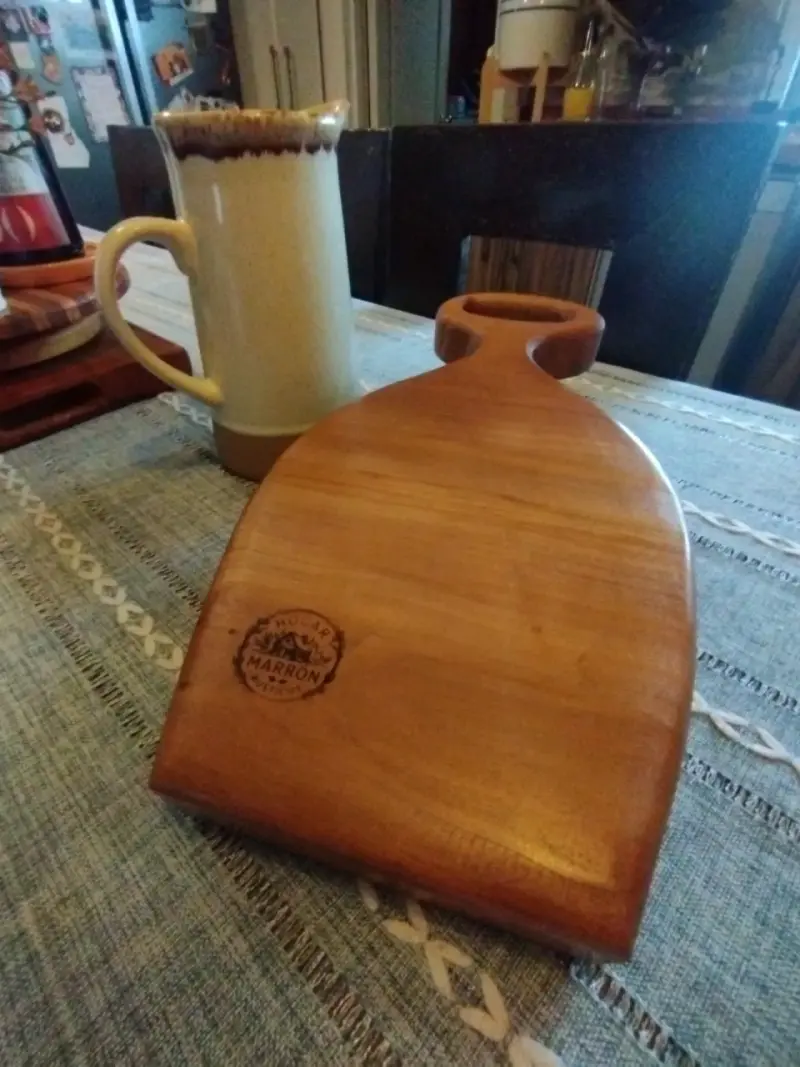 Jarra de cerámica y tabla de madera artesanal - 2