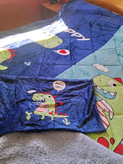 Cobertor infantil azul con dinosaurios - miniatura 1