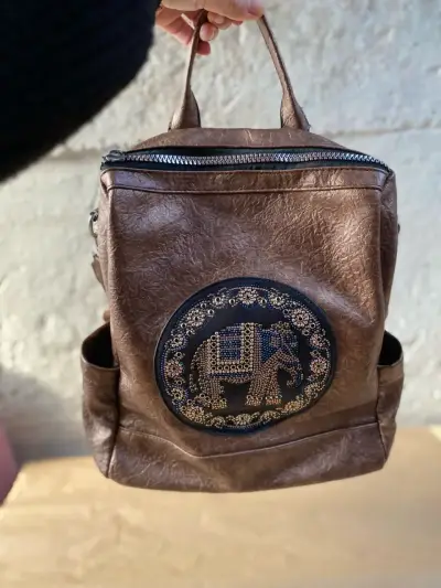 Mochila de cuero sintético con diseño de elefante - miniatura 1
