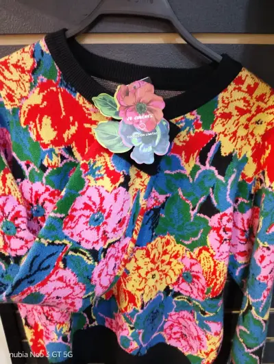 Suéter floral colorido de colección limitada - miniatura 1