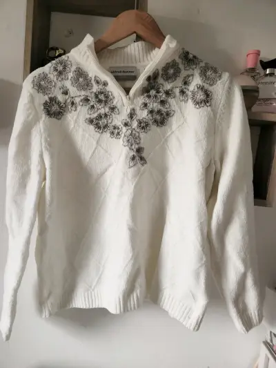 Suéter blanco con bordado floral - miniatura 1