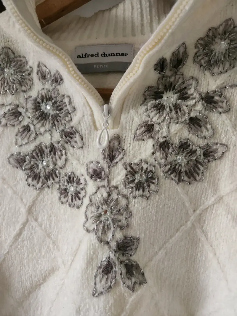 Suéter blanco con bordado floral - 2