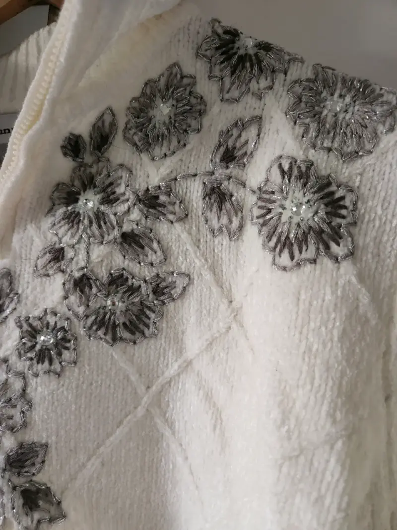 Suéter blanco con bordado floral - 3