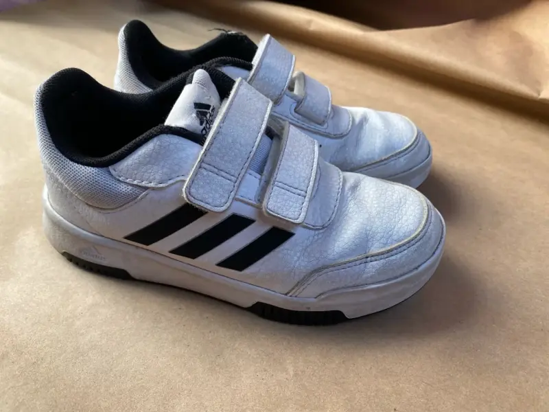 Zapatillas deportivas blancas para niños Adidas con velcro - 1