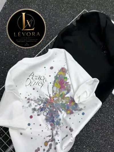 Poleras Lévora con diseño de mariposa y flor - miniatura 1