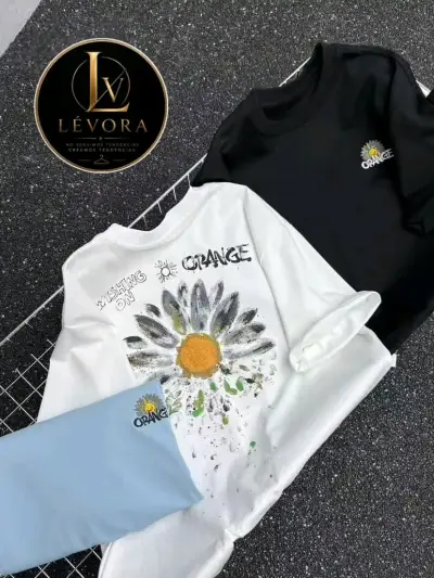 Poleras Lévora con diseño de mariposa y flor - miniatura 2