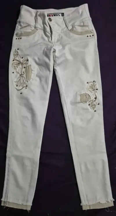 Jeans blancos con bordado floral y tachas - miniatura 1