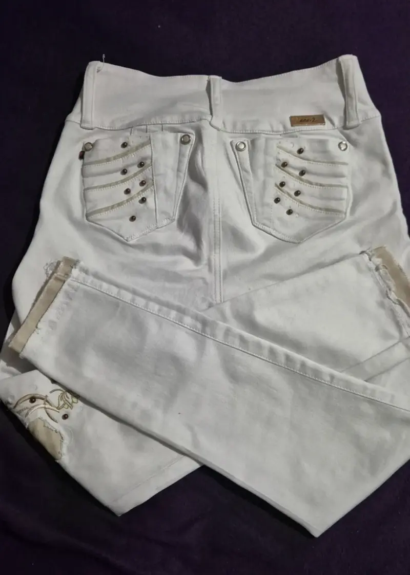 Jeans blancos con bordado floral y tachas - 2