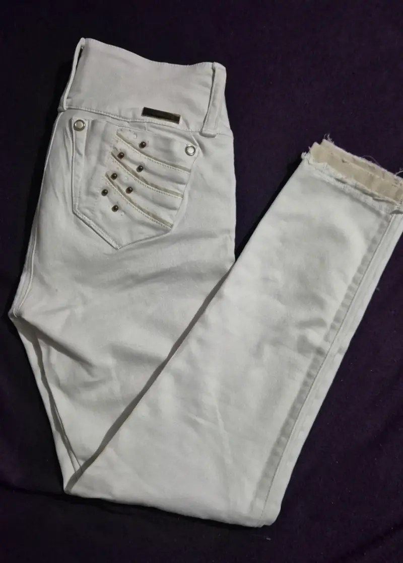 Jeans blancos con bordado floral y tachas - 3