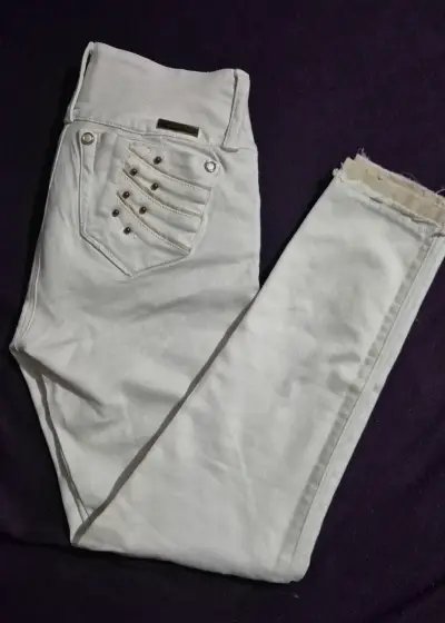 Jeans blancos con bordado floral y tachas - miniatura 3