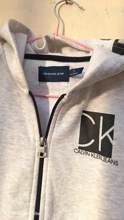 Polerón con capucha Calvin Klein Jeans gris para niños - miniatura 1