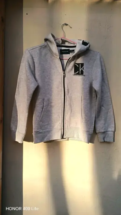 Polerón con capucha Calvin Klein Jeans gris para niños - miniatura 3