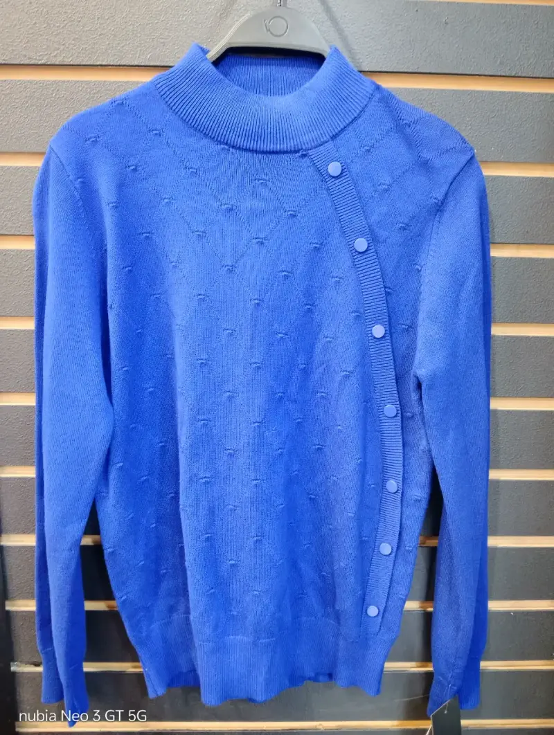Suéter azul con botones decorativos