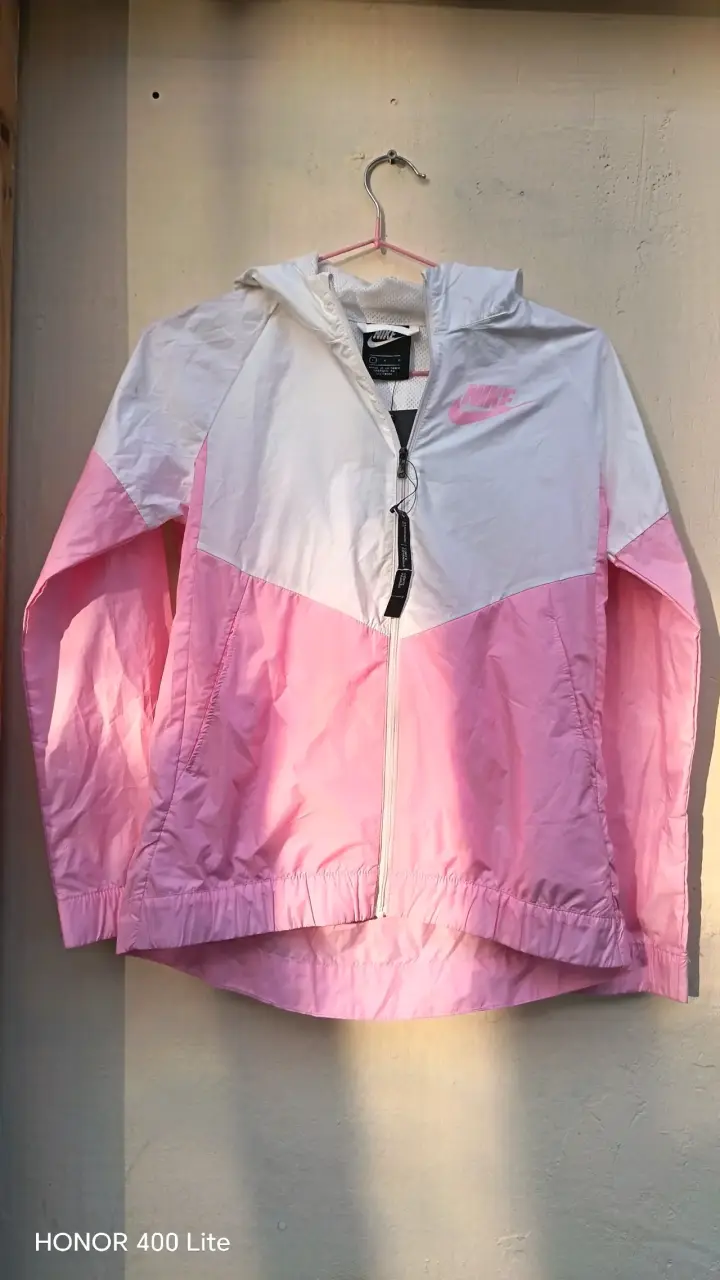 Chaqueta deportiva Nike blanca y rosada - 2