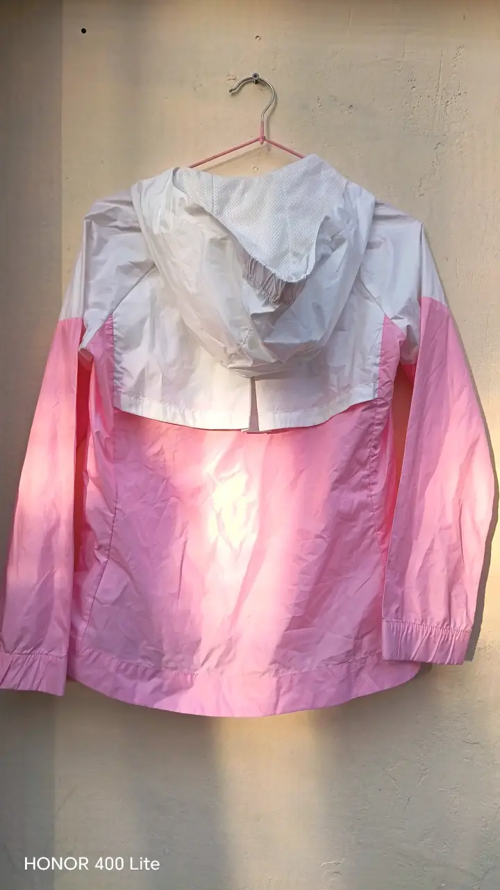 Chaqueta deportiva Nike blanca y rosada - 3