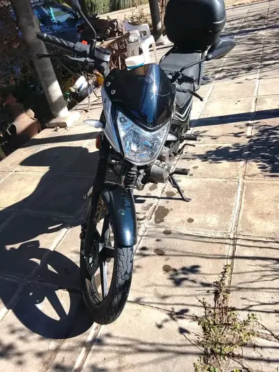 Moto con cascos incluidos - miniatura 2