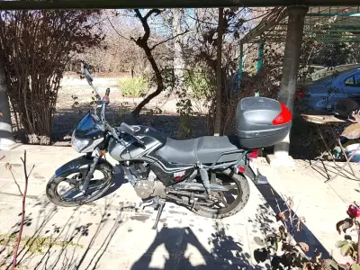 Moto con cascos incluidos - miniatura 3