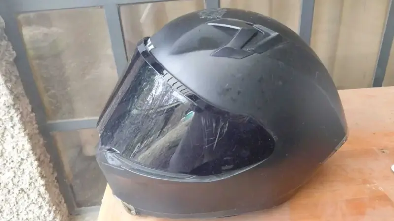 Moto con cascos incluidos - 5