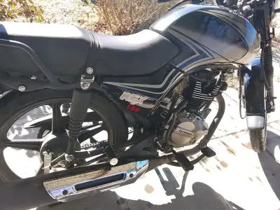 Moto con cascos incluidos - miniatura 6