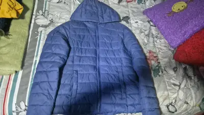 Chaqueta acolchada azul con capucha Opposite - miniatura 1