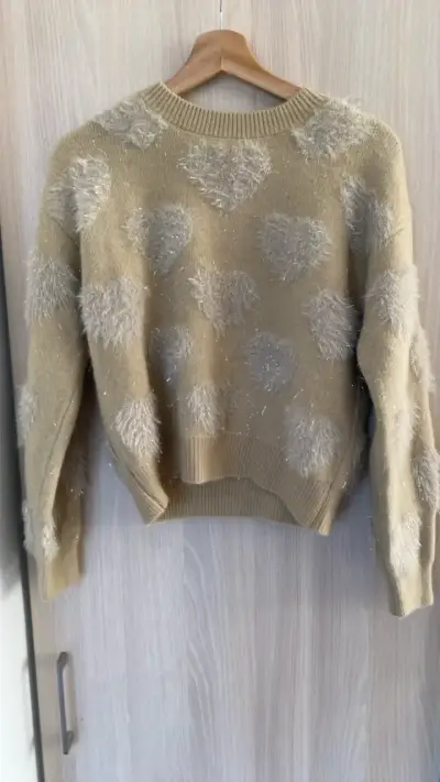 Suéter beige con diseño de corazones peludos - miniatura 1