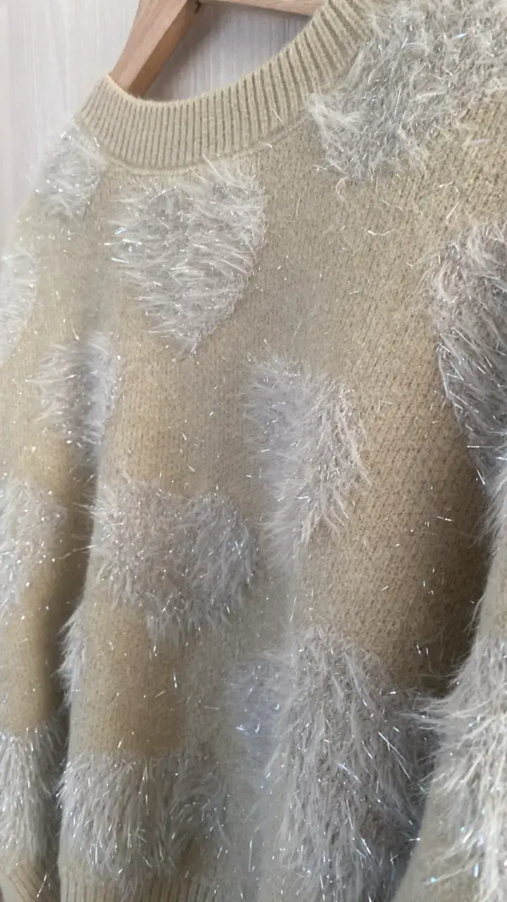 Suéter beige con diseño de corazones peludos - 2