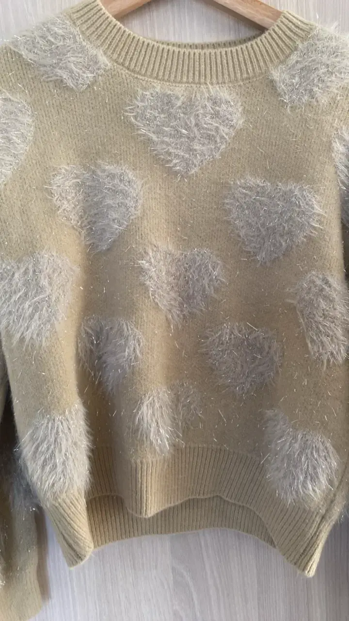 Suéter beige con diseño de corazones peludos - 3