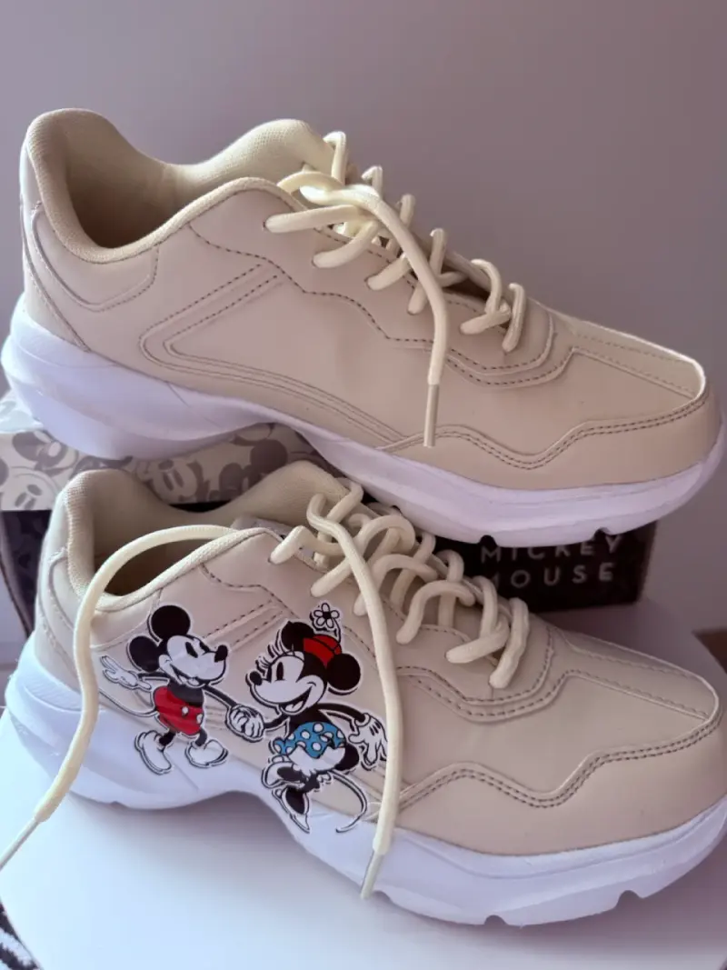 Zapatillas deportivas beige con diseño de Mickey y Minnie - 1