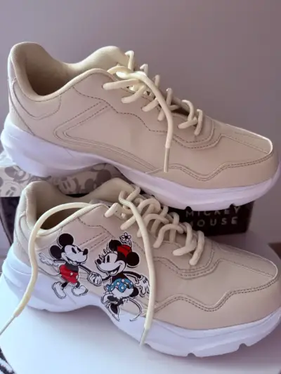 Zapatillas deportivas beige con diseño de Mickey y Minnie - miniatura 1