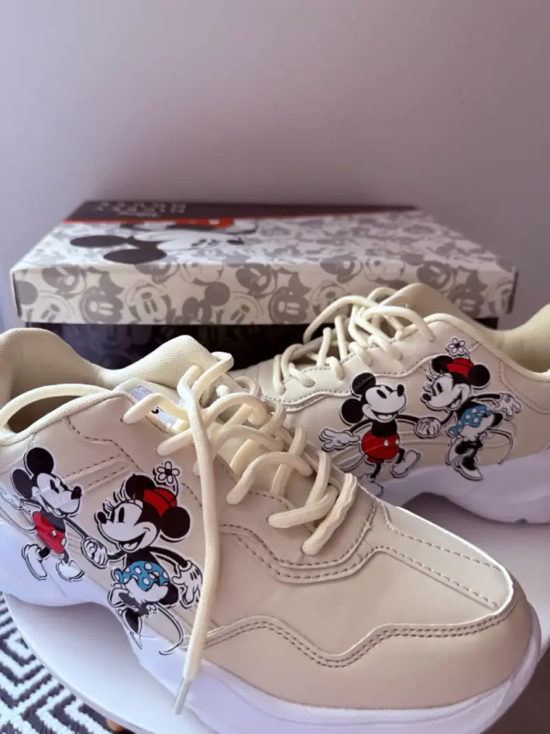 Zapatillas deportivas beige con diseño de Mickey y Minnie - 2