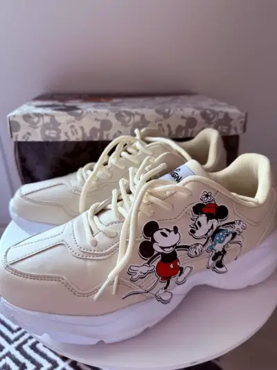 Zapatillas deportivas beige con diseño de Mickey y Minnie - miniatura 3
