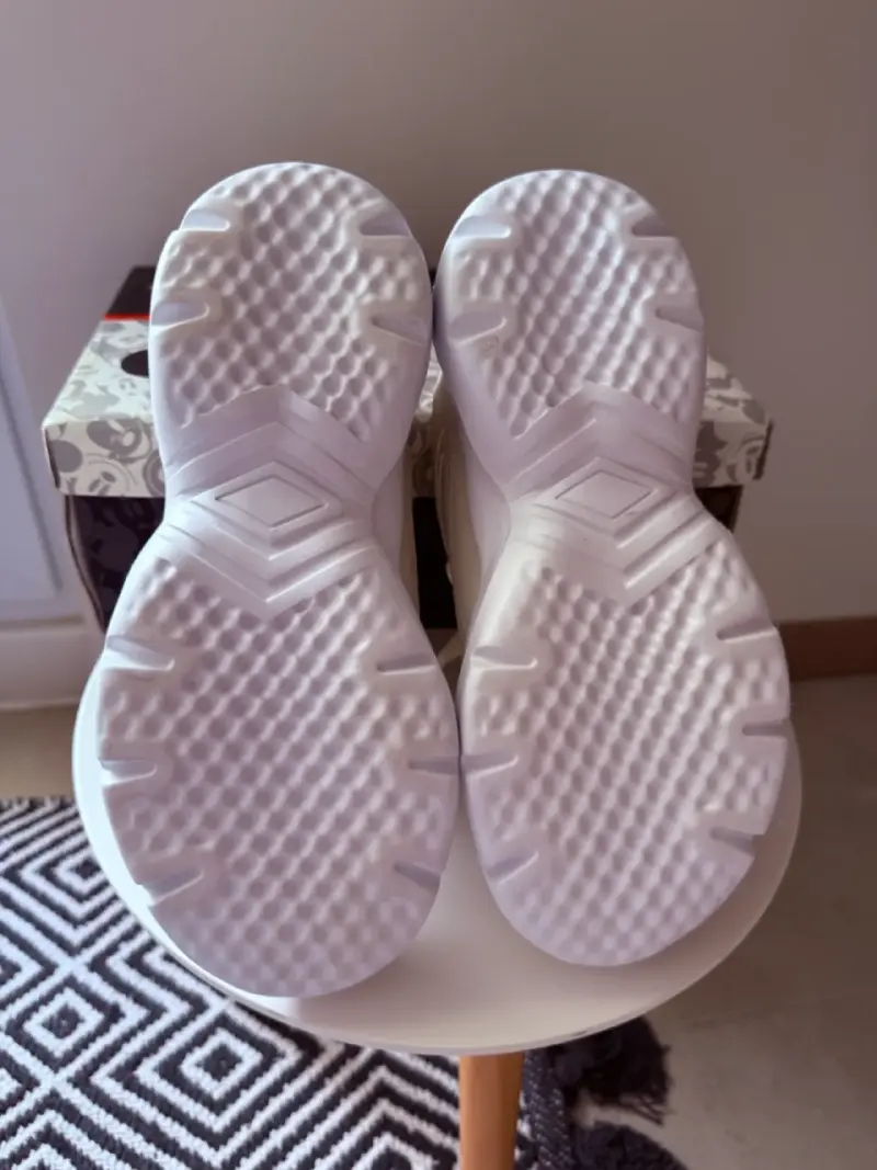 Zapatillas deportivas beige con diseño de Mickey y Minnie - 4