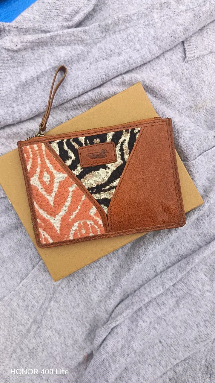 Billetera de cuero y tela con diseño animal print