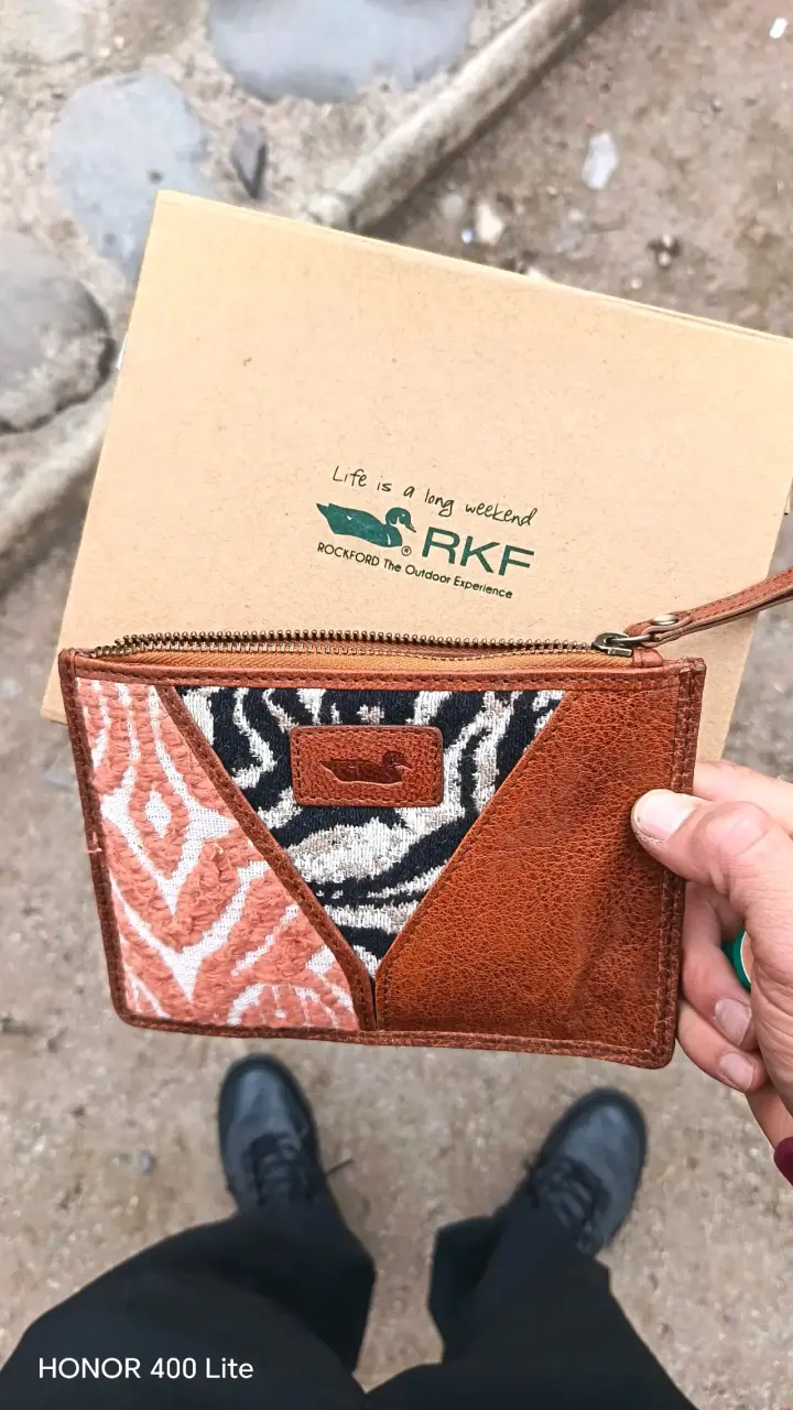 Billetera de cuero y tela con diseño animal print - 2