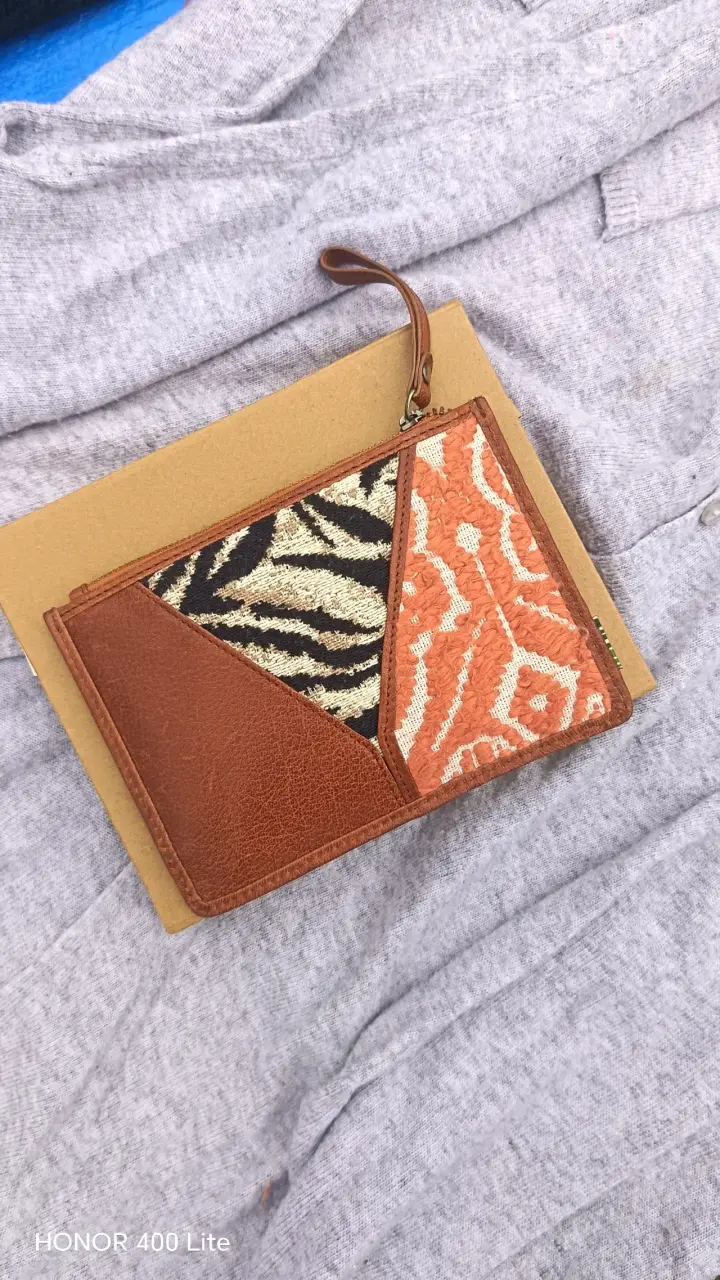 Billetera de cuero y tela con diseño animal print - 3