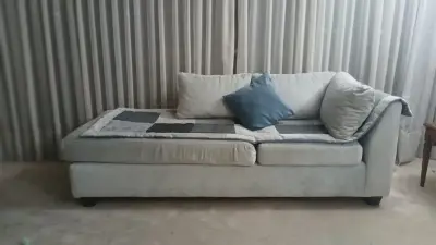 Sofá seccional gris claro con cojines azules - miniatura 2