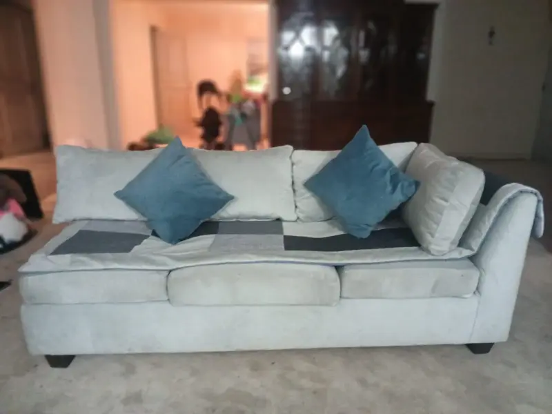 Sofá seccional gris claro con cojines azules - 5