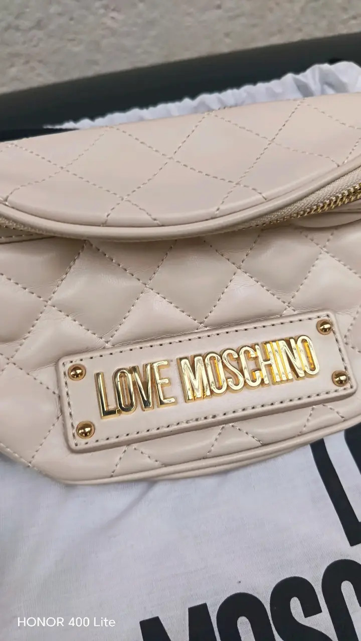Riñonera Love Moschino beige con detalles dorados