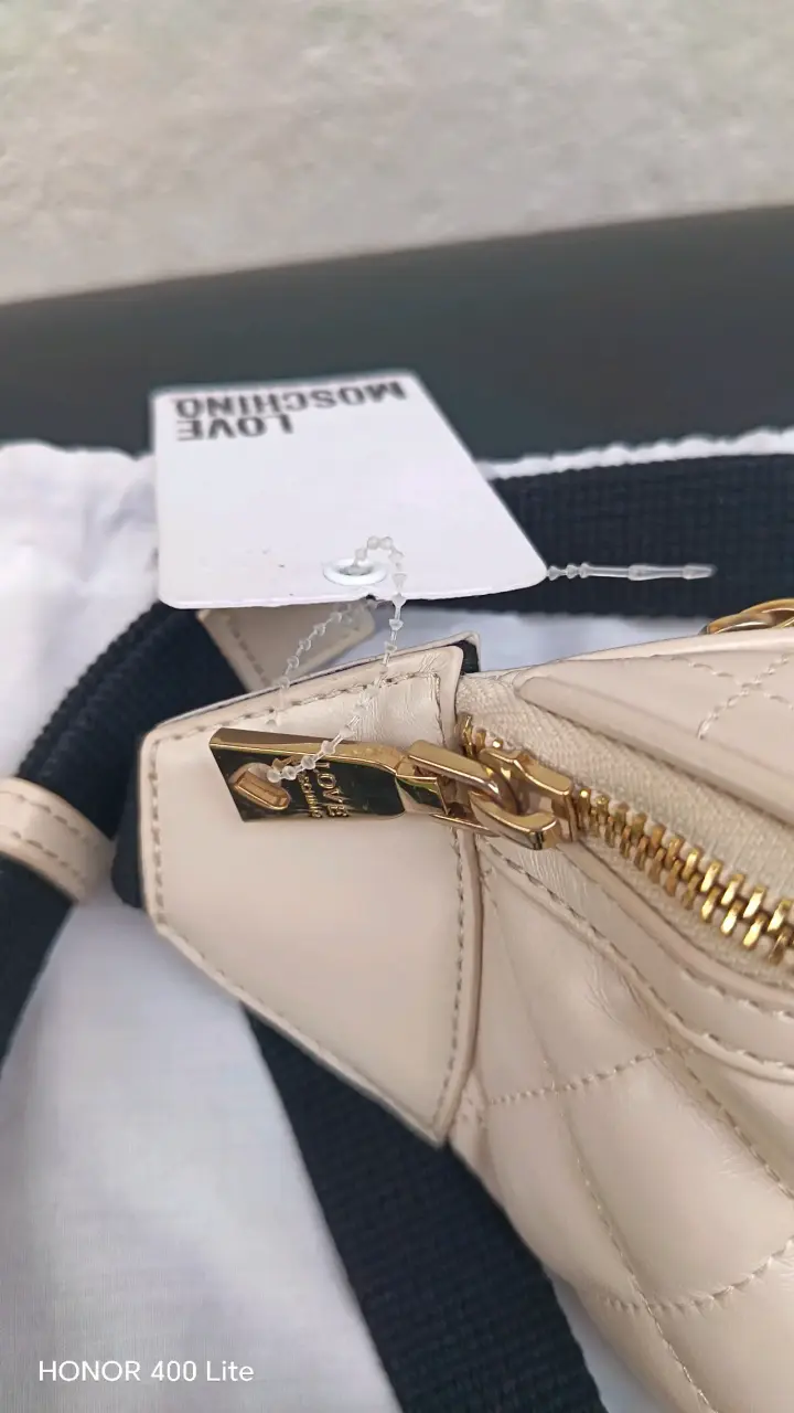 Riñonera Love Moschino beige con detalles dorados - 2