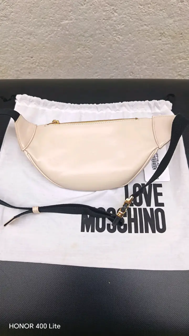 Riñonera Love Moschino beige con detalles dorados - 4