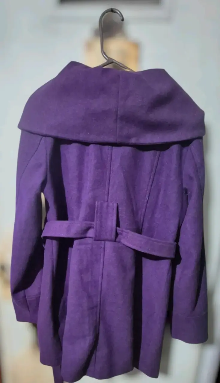 Abrigo morado de paño con doble botonadura - 2