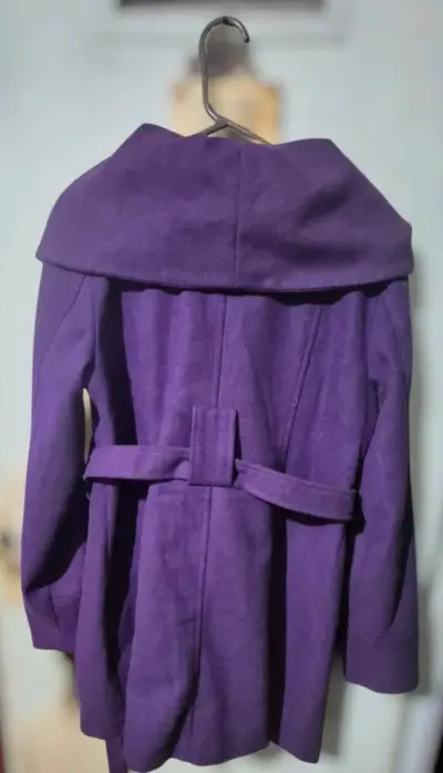 Abrigo morado de paño con doble botonadura - miniatura 2