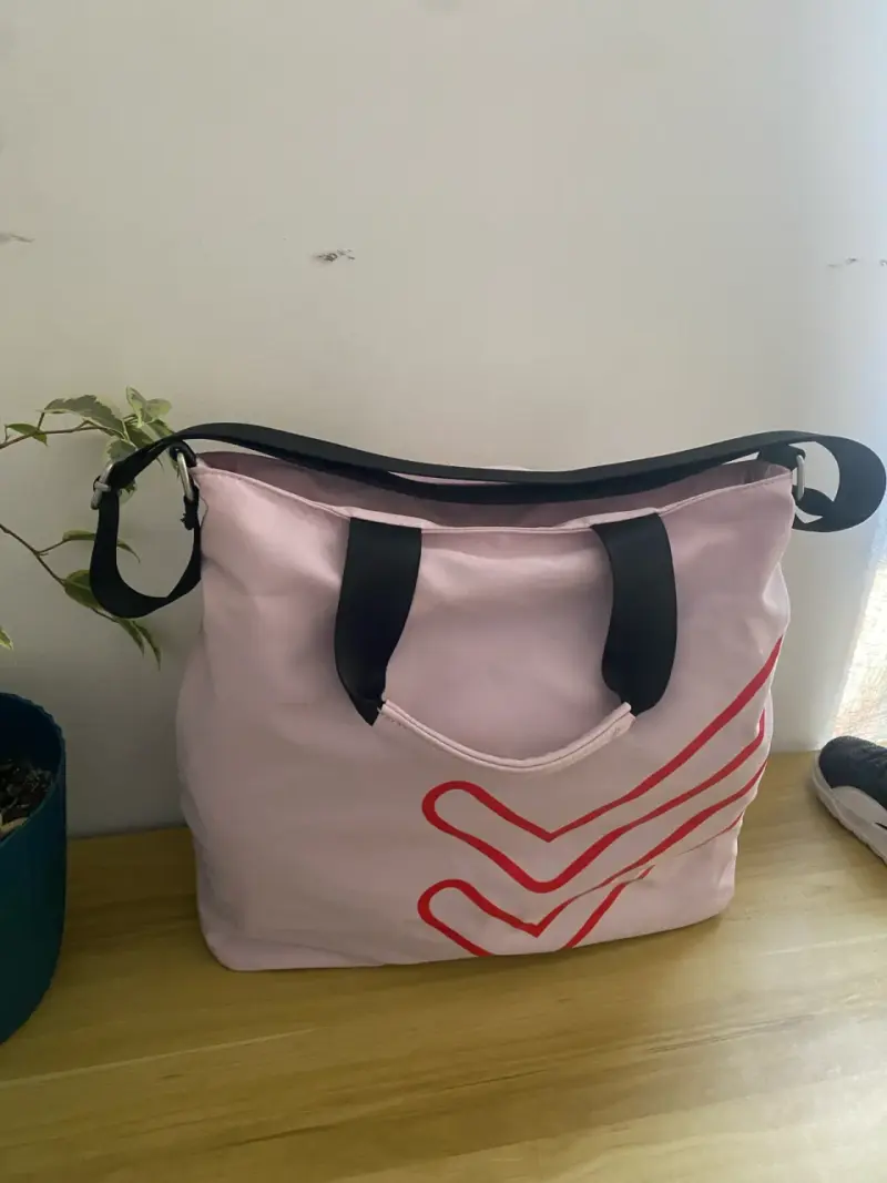 Bolso tote rosa con diseño moderno - 1