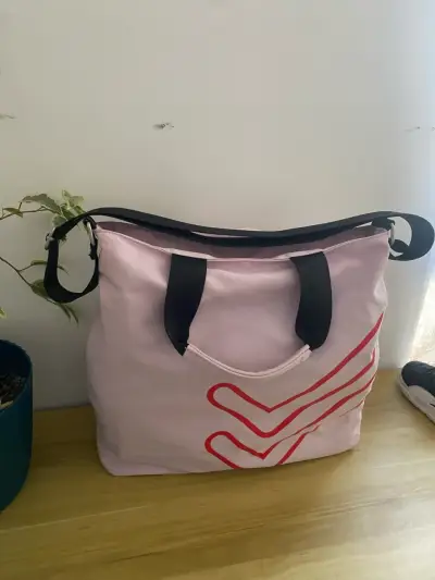 Bolso tote rosa con diseño moderno - miniatura 1