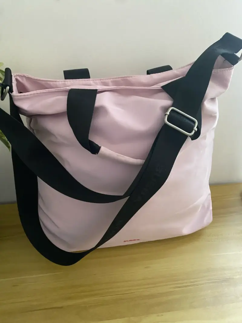 Bolso tote rosa con diseño moderno - 2