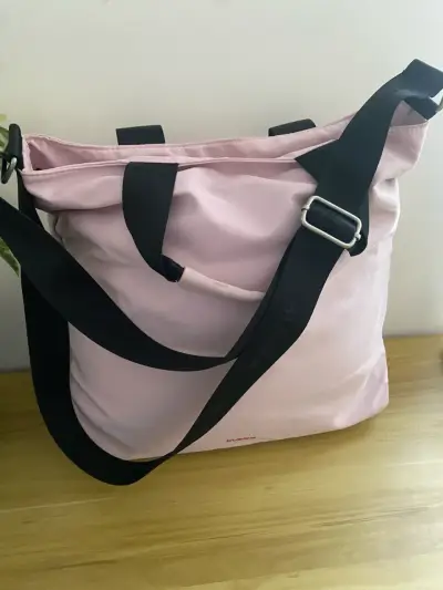 Bolso tote rosa con diseño moderno - miniatura 2