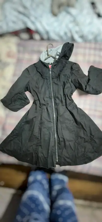 Abrigo negro con capucha para mujer - miniatura 1
