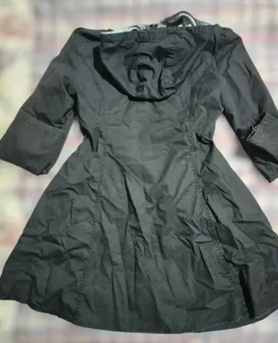 Abrigo negro con capucha para mujer - miniatura 2