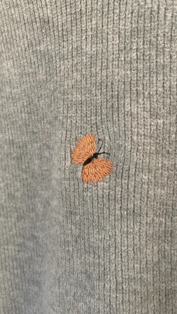 Suéter gris con bordados de mariposas - 2