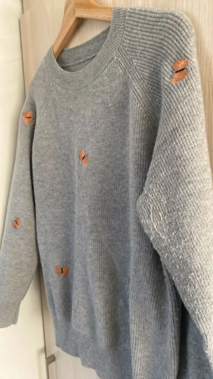 Suéter gris con bordados de mariposas - 3